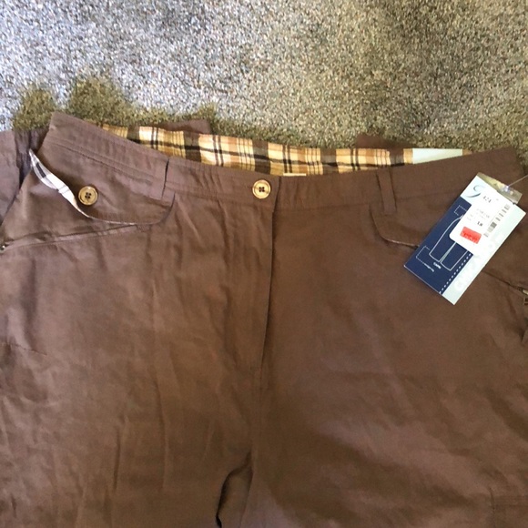 Penningtons - NWT - Chicago fit Capris - Picture 3 of 6